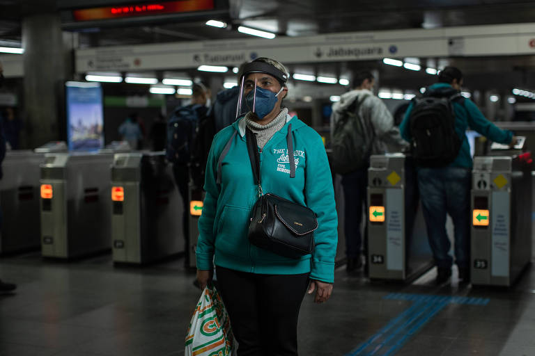 Rosimeire Moreira Carneiro, 50, veio de Diadema encontrar o irmão que mora na região central. Ele está produzindo viseiras de acetato, que ela levou para casa como proteção extra. Doméstica, ela está afastada