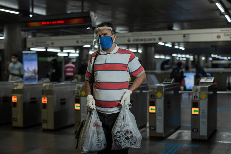 Angelo Victor Malacrida, 41, providencia camadas extras de proteção para sair de casa: são quatro máscaras de tecido e mais uma viseira com um placa de acetato
