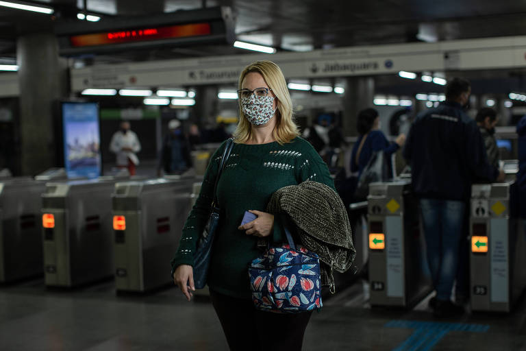 Elisangela Bonato Forte, 44, servidora pública em setor essencial, ela segue indo diariamente à repartição, na Sé. Vem todos os dias de Guaianases e, desde o início do novo rodízio, percebeu o metrô mais cheio.