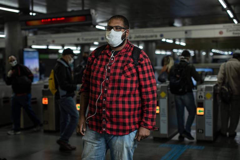 Gerson Queiroz, 29, está entrando uma hora mais tarde e saindo uma hora mais cedo do trabalho. É gestor em uma empresa de call center, que tem parte dos funcionários atuando em home office.