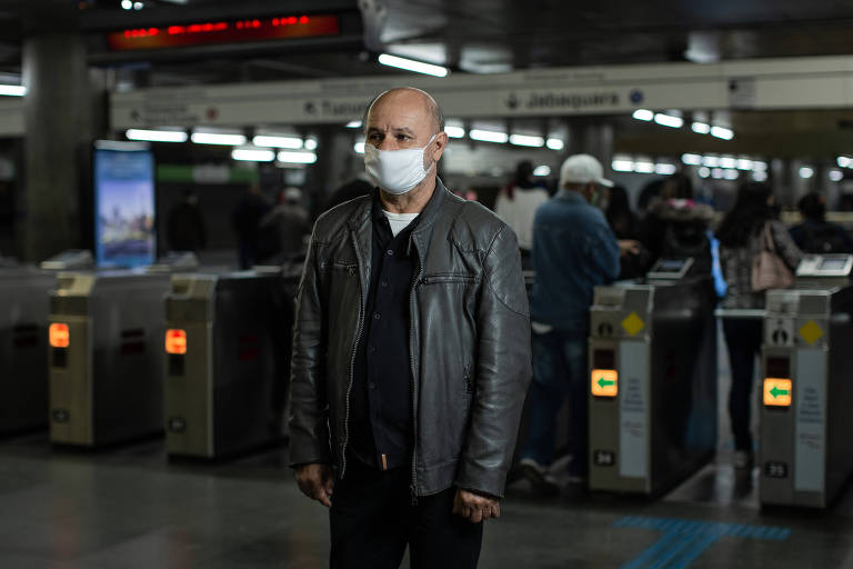 Clodoaldo Luis Martins Charques, 63, voltou ao trabalho em um escritório na semana passada. A nova rotina inclui deixar o carro em caso, para economizar, e adotar o metrô. Teve o salário cortado pela metade