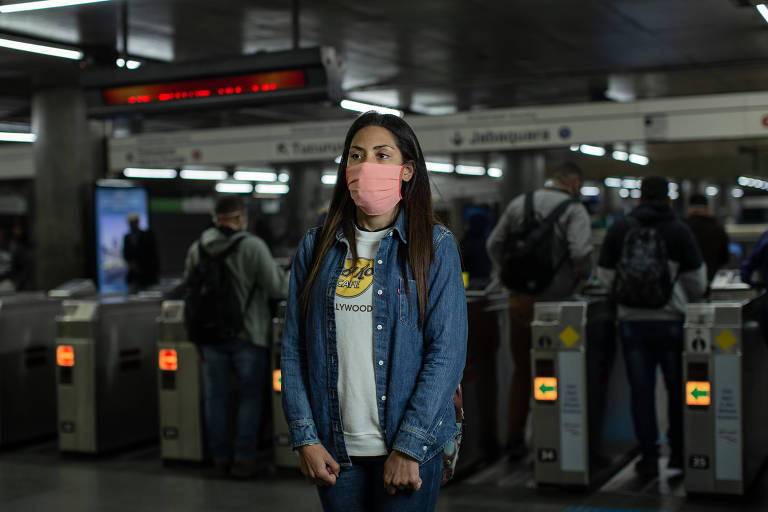Isabela dos Santos Moraes, 24, vendedora autônoma de cosméticos e maquiagens, pegou metrô pela primeira vez em três semanas para fazer uma entrega. É minha única renda, tive que voltar a trabalhar.