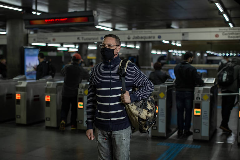 Edilson Ferreira dos Santos, 40, na quarentena, somente a rotina de cuidados mudou. Segurança de uma agência bancária, agora ajuda também a controlar o fluxo de pessoas, filas, distanciamento e lotação do elevador.