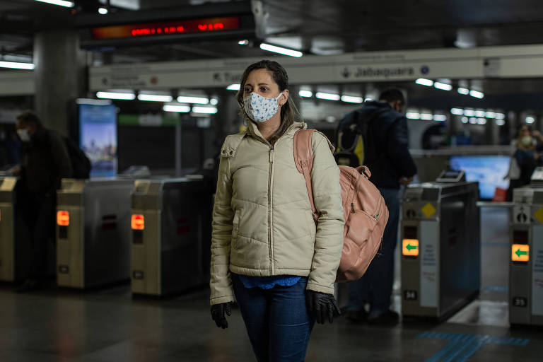 Lucimari de Almeida, 52, tem com a mãe um ateliê de costura na região central; com o Tribunal da Justiça fechado, o movimento acabou, mas as contas continuam