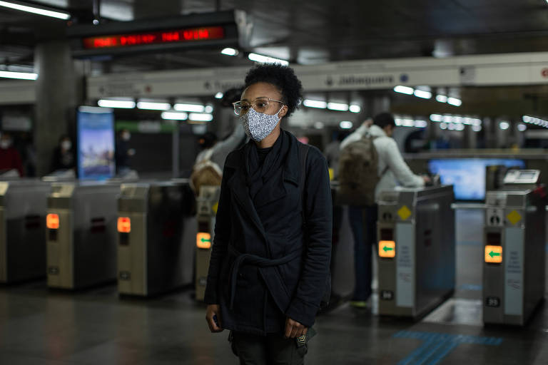 Lucimara Barbosa, 28, trabalha em uma livraria na região central, para onde tem ido só dois dias na semana. Em junho, terá a jornada e o salário cortados pela metade e talvez precise trancar a faculdade.