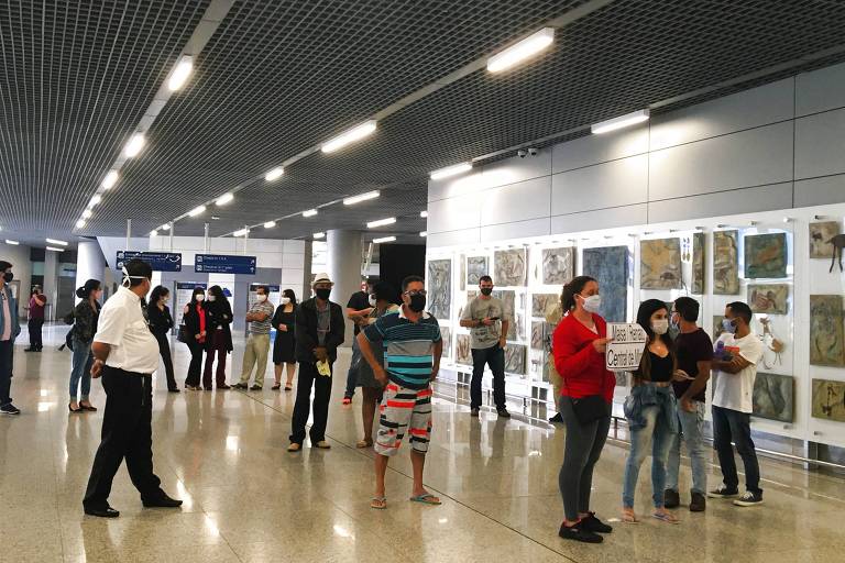 Com áscaras, familiares e amigos esperam por deportados no aeroporto de Confins (MG) 
