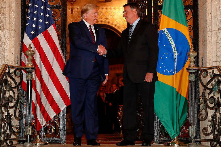 Donald Trump e Jair Bolsonaro se cumprimentam durante a vista do brasileiro à Flórida em março