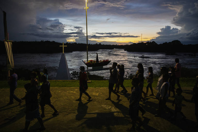 Moradores da missão Iauaretê, comunidade indígena em São Gabriel da Cachoeira (AM), participam de procissão em homenagem a Nossa Senhora Aparecida