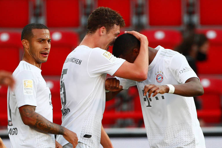 Pavard (camisa 5) abraça Alaba na comemoração do seu gol pelo Bayern de Munique