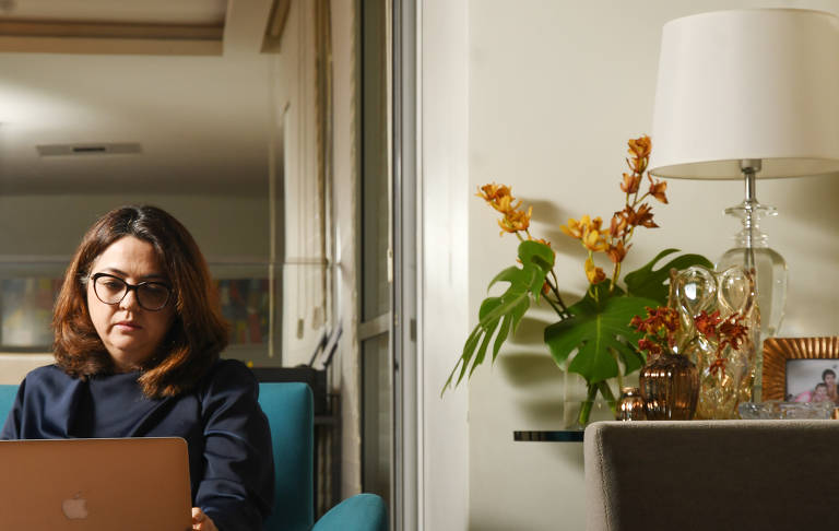 A juíza federal Luciana Ortiz, em sua casa, em São Paulo