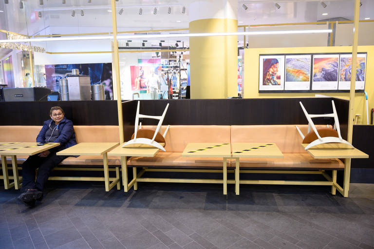 Em lanchonete de shopping de Estocolmo, bancos virados garantem distanciamento