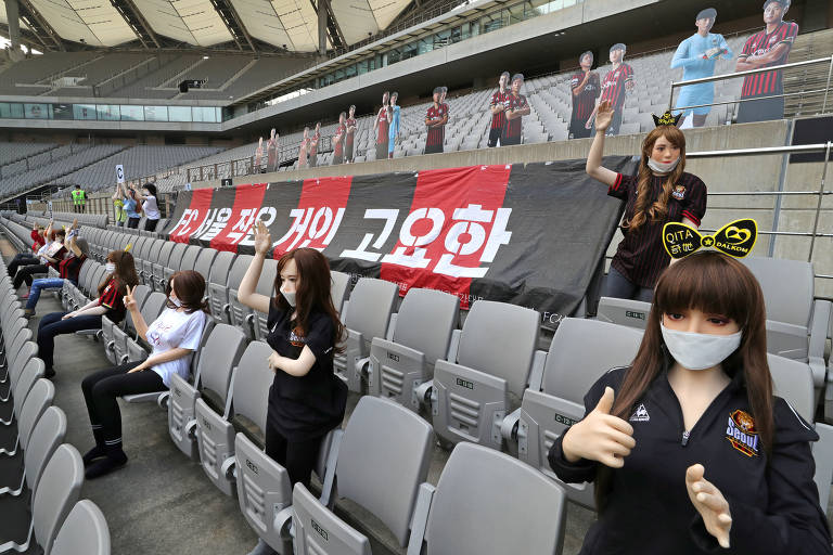 Clube de futebol sul-coreano pede desculpas por encher assentos com 'bonecas sexuais'