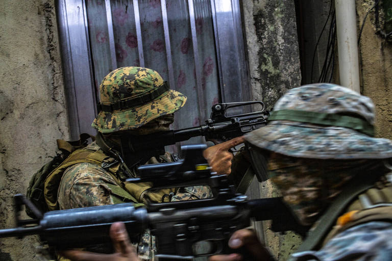 Policiais brasileiros patrulham ruas no Rio de Janeiro