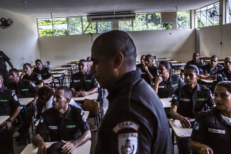 Formação de novos quadros da Polícia Militar do estado do Rio de Janeiro (PMERJ)