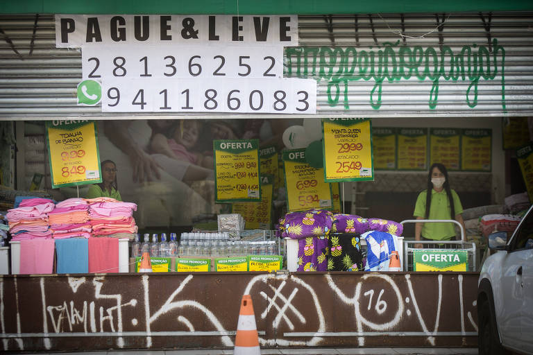 Comércio na rua Padre Viegas de Menezes, em São Paulo, no centro de Itaquera, durante a quarentena para combater o coronavírus