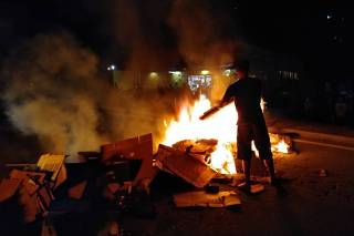 Moradores ateiam fogo  na rodovia Rio-Santos