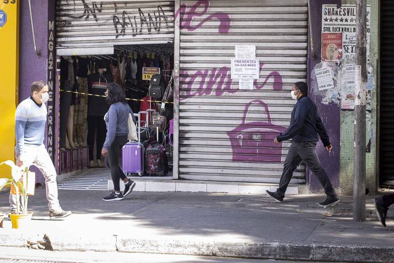 Fachada de rua no bairro Santa Cecília; lojistas deixam porta entreaberta para clientela 
