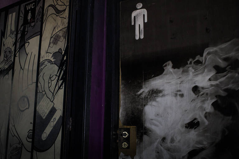 Banheiro dos homens da boate Kiss, em Santa Maria, no estado do Rio Grande do Sul, cinco anos depois do incêndio que deixou 242 mortos