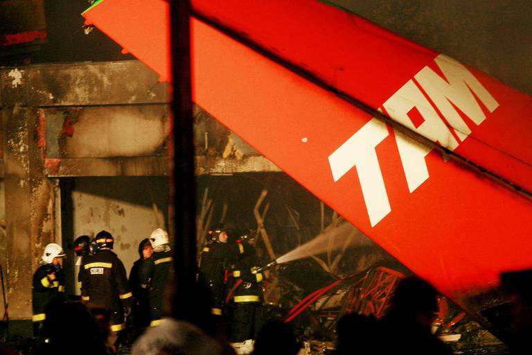 Desastre Aéreo do Airbus-A320 da TAM: bombeiros tentam apagar incêndio causado por Airbus da TAM que explodiu após se chocar contra prédio da companhia e posto de combustível, ao lado do aeroporto internacional de Congonhas, em São Paulo (SP). O avião da TAM proveniente de Porto Alegre (RS) caiu em 17 de julho de 2007 ao lado do aeroporto de Congonhas quando tentava pousar, às 18h50, sob chuva em São Paulo. Ao tentar pousar, o Airbus-A320, vôo JJ 3054 da TAM, passou em um vôo rasante sobre os veículos que estavam na avenida Washington Luís, uma das mais movimentadas do país, e acabou se chocando contra o prédio da TAM Express e um posto de gasolina, explodindo em chamas.