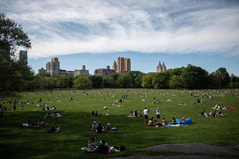 Moradores de Nova York passeiam no Central Park no último sábado (16) 