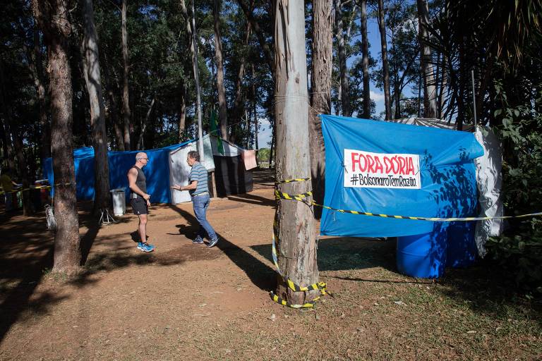 SÃO PAULO, SP, BRASIL, 20-05-20120: Apoiadores do Bolsonaro acampados próximo da Alesp para pauta "Bolsonaristas se automedicam com receita de 'médicos do bem' de cloroquina, azitromicina e ivermectina". (Foto: Bruno Santos/ Folhapress) *** FSP-CIÊNCIA, SAÚDE E EQUILÍBRIO*** EXCLUSIVO FOLHA*** ORG XMIT: ACAMPAMENTO BOLSONARISTA