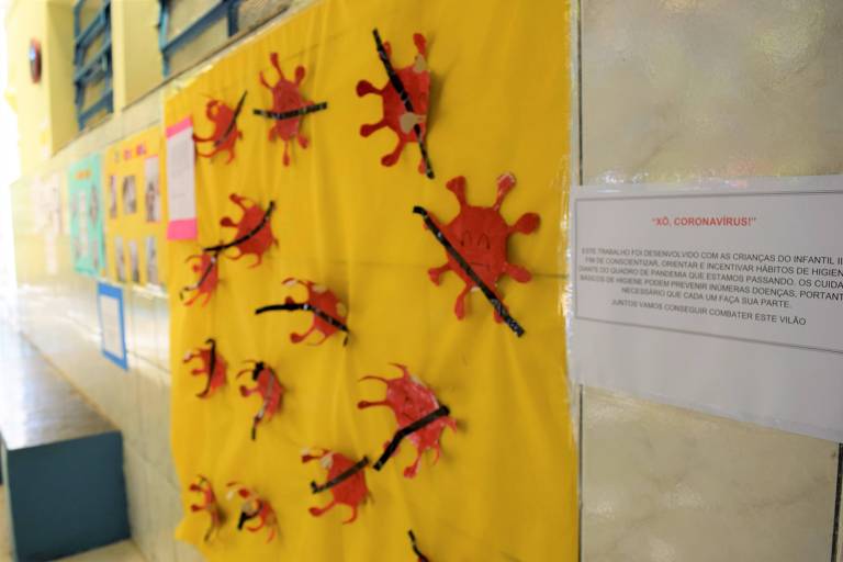 Painel sobre o coronavírus em escola municipal de SP