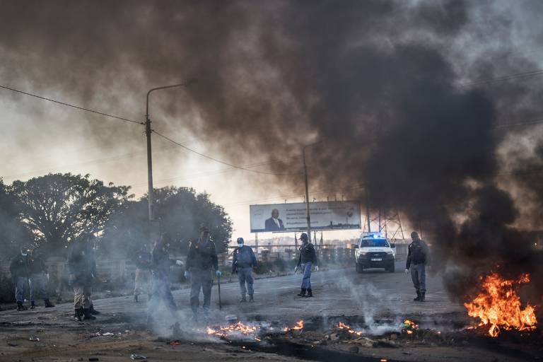 Sul-africanos protestam por mais auxílio do governo durante confinamento contra Covid-19