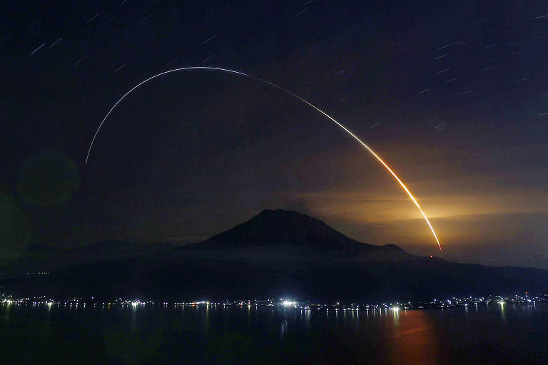 Rastro do foguete H2B em foto de longa exposição ilumina o céu de Kagoshima, no Japão