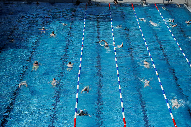 Pessoas nadam em piscina pública em Colonia, Alemanha, em meio ao coronavírus

