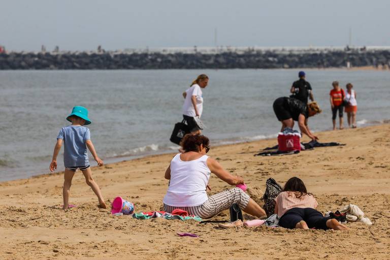 Pessoas aproveitam praia em Ostend, Bélgica, com alívio de restrições por coronavírus