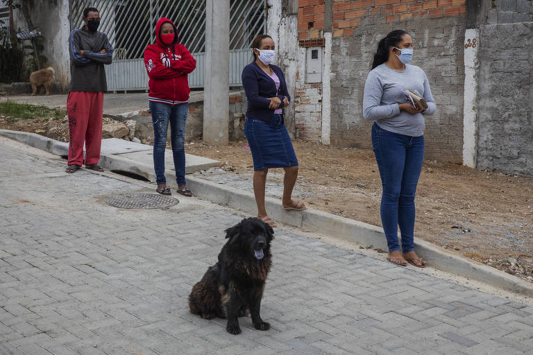 Muitos dos moradores da região com quem a Folha conversou se disseram confusos sobre a orientação que vem das autoridades