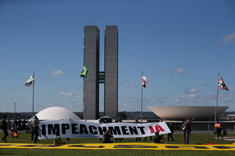 Integrantes de movimentos de esquerda fazem manifestação em frente ao Congresso para pedir o impeachment do presidente Jair Bolsonaro
