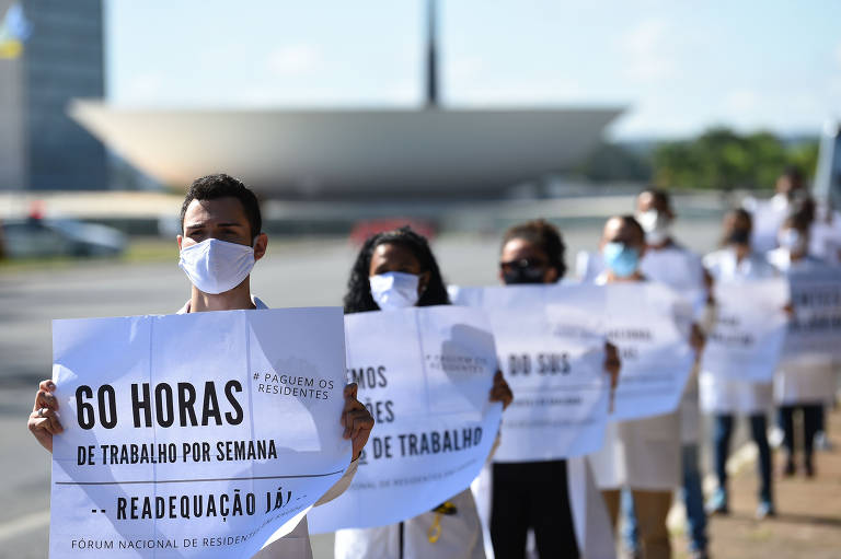 Trabalhadores da Saúde protestam em frente ai Ministério da Saúde, em Brasília, contra condições de trabalho em meio à pandemia 

