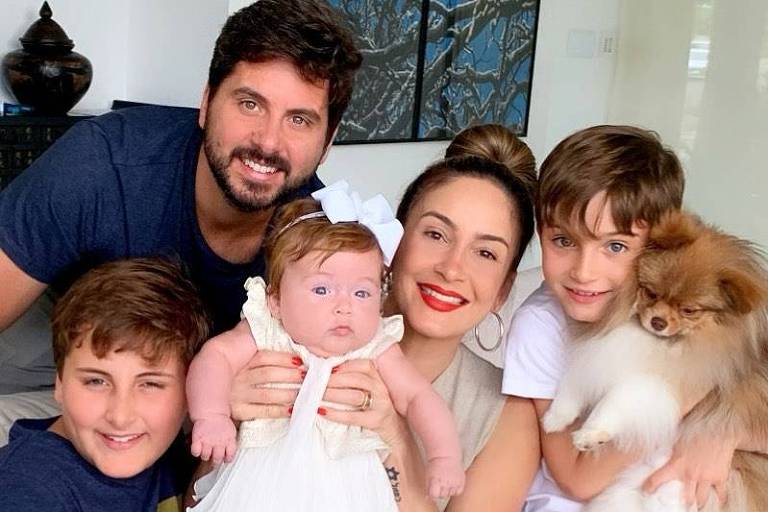 Claudia Leitte com o marido  Márcio Pedreira  e os filhos Davi, Rafael e Bela