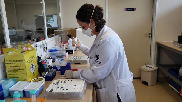 A vantagem é permitir a realização simultânea de até 1.536 amostras, volume cerca de 16 vezes maior do que o possível na análise pelo método RT-PCR