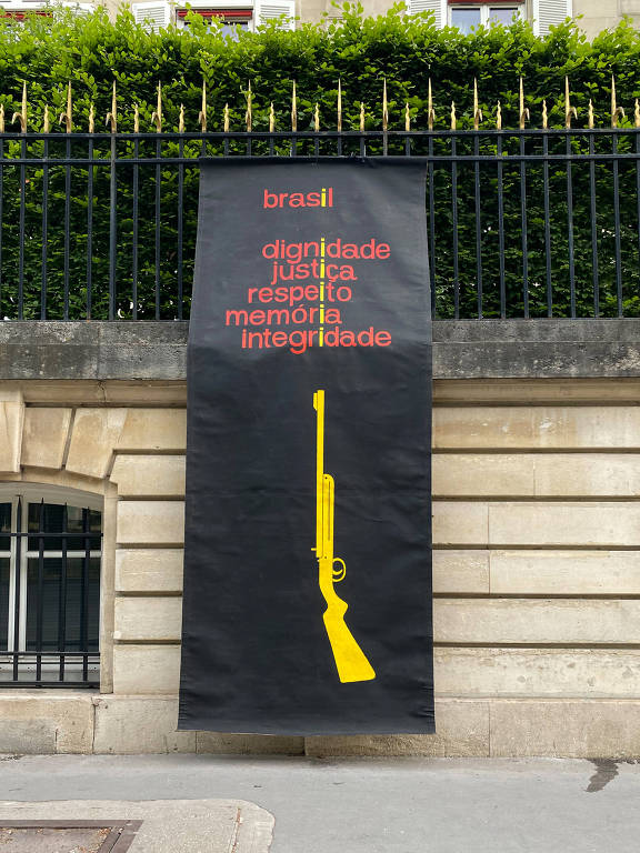 Intervenção 'Pano Preto na Janela', do artista Julio Villani, no prédio da embaixada brasileira em Paris