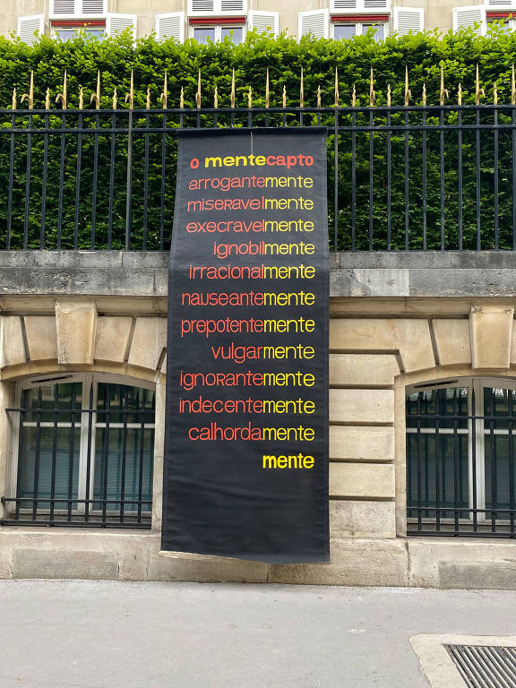 Intervenção 'Pano Preto na Janela', do artista Julio Villani, no prédio da embaixada brasileira em Paris