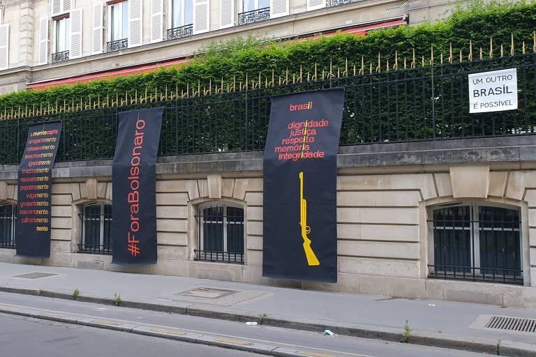 Intervenção 'Pano Preto na Janela', do artista Julio Villani, no prédio da embaixada brasileira em Paris