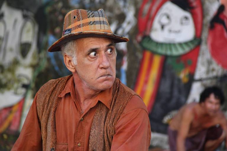 Luiz Pazzini interpretando personagem em um cenário a céu aberto