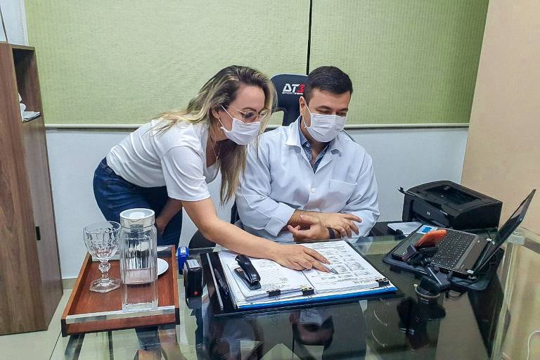 Renata Pigliasco e João Branco trabalham juntos em clínica com todas as medidas corretas de saúde
