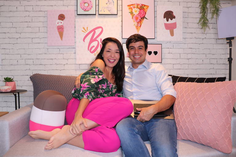 A humorista Bia Napolitano e o advogado Paulo Duarte Filho. Bia procura ter uma relação bem-humorada em casa durante isolamento