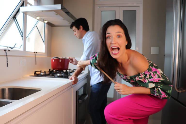 Bia Napolitano e Paulo Duarte Filho na cozinha; eles dividem as tarefas domésticas