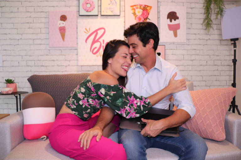 Bia Napolitano em clima alegre com seu marido em casa