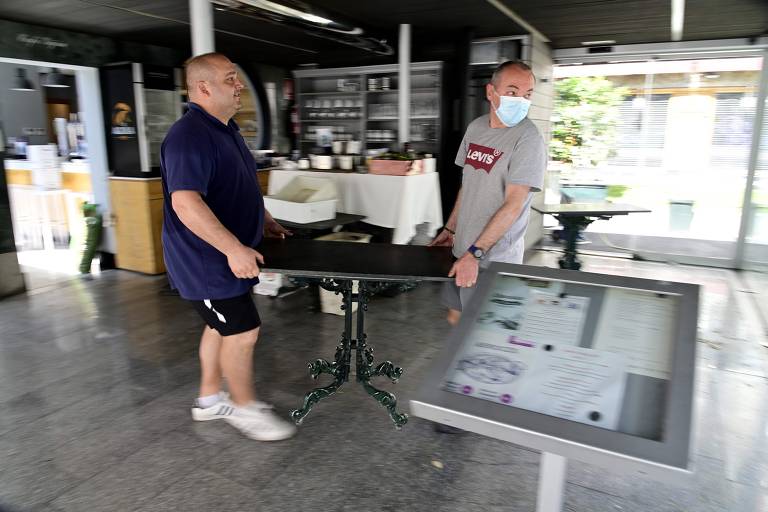 Empregados preparam área externa de restaurante em Madri