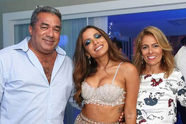 Anitta com os pai Mauro Machado, a mãe Miriam Macedo