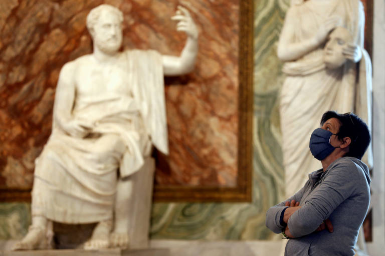 Visitante na Galleria Borghese, reaberta para visitação