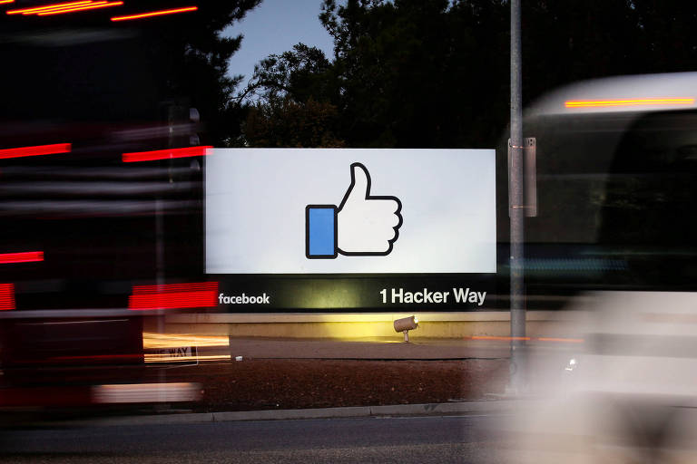 Placa do Facebook com sinal de 'Like'(dedo polegar)