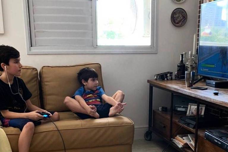 Personagem jogando videogame com os amigos