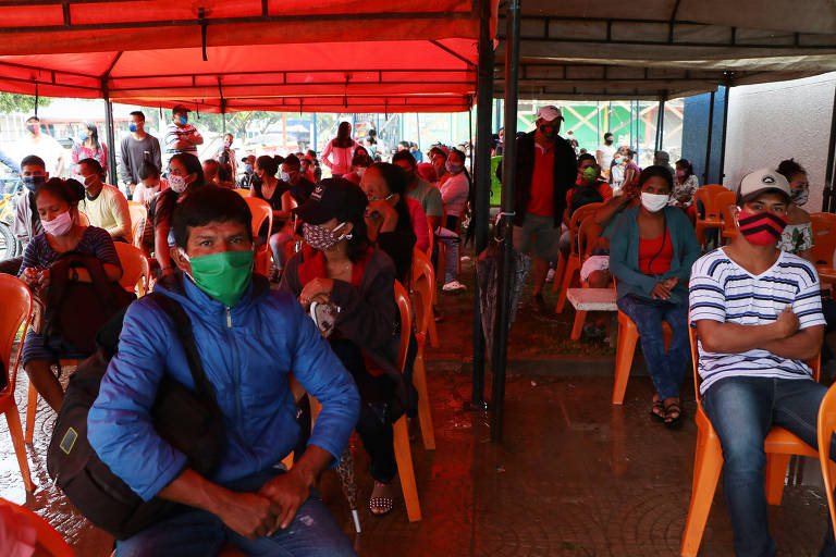 Indígenas aguardam atendimento em tenda improvisada em frente à Caixa Econômica Federal na manhã da quarta-feira (20) em Tabatinga (AM)