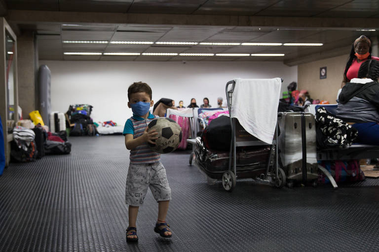 Colombianos dormem no aeroporto de Guarulhos à espera de repatriação na pandemia